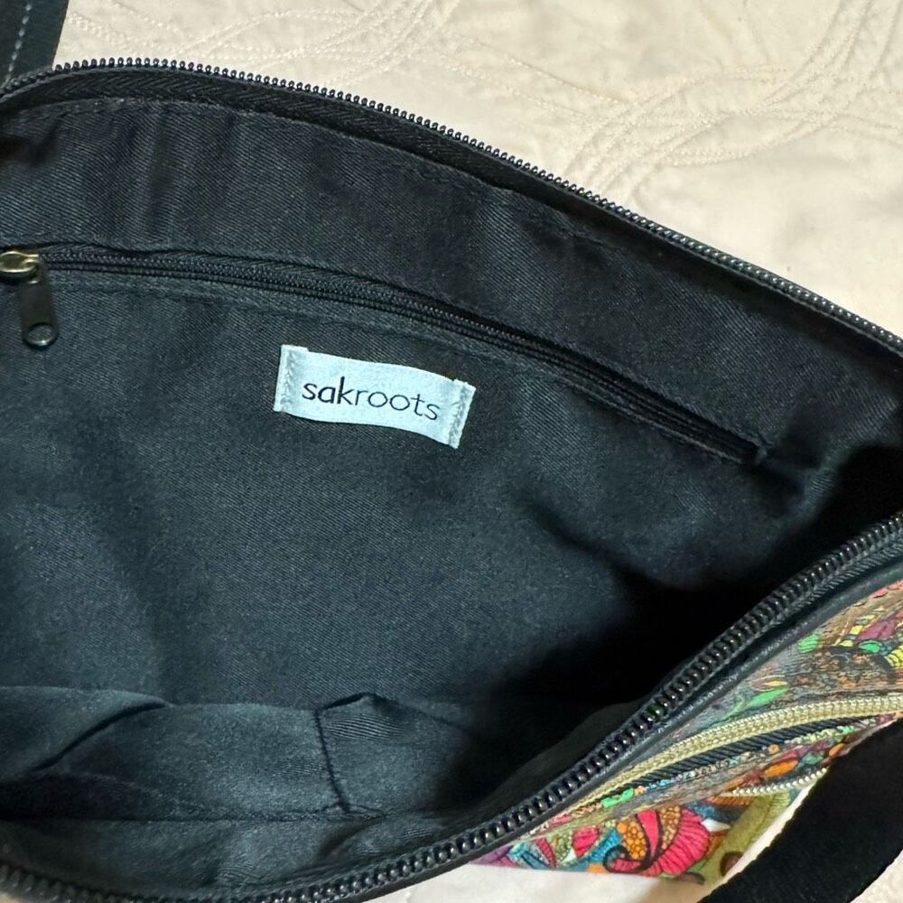 SAKROOTS Artist Circle Zippered Crossbody - rainbow spirit desert - Picture 5 of 7